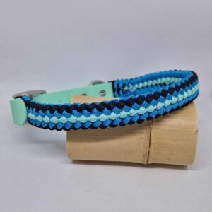 Collier en paracorde et biothane dans les tons bleu vert d'eau noir fabriqué à la main par Boulipote and co en France