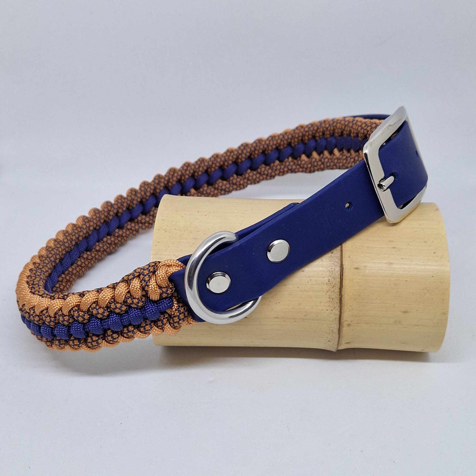 collier en paracorde et biothane dans les tons cuivre et bleu