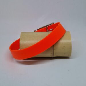 Collier fabriqué à la main en France, dans les couleurs orange entièrement en biothane