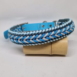 Collier fabriqué à la main en France, dans les couleurs bleu, gris et turquoise. Avec une partie réglable en biotane de couleur assortie.
