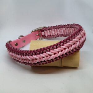 Collier fabriqué à la main en France, dans les couleurs pastel rose, rose et fushia. Avec une partie réglable en biotane de couleur assortie.