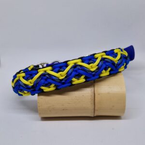 Collier fabriqué à la main en France, dans les couleurs bleu electric, jaune et noir. Avec une partie réglable en biotane de couleur assortie.