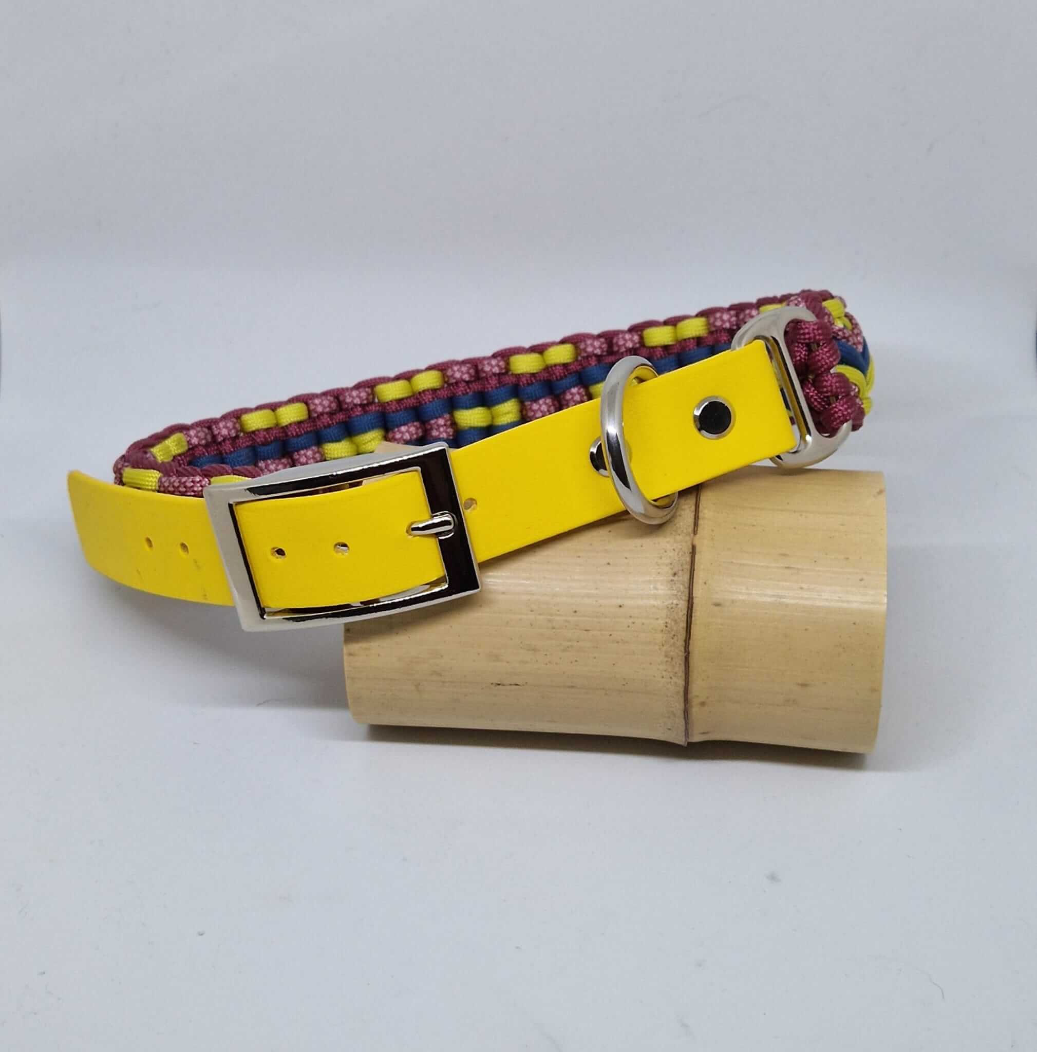 Collier fabriqué à la main en France, dans les couleurs jaune, bleu nuit, vin et diamon vin. Avec une partie réglable en biotane de couleur assortie.
