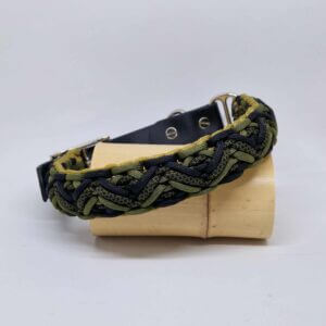 Collier fabriqué à la main en France, dans les couleurs militaire, kaki et noir. Avec une partie réglable en biotane de couleur assortie.