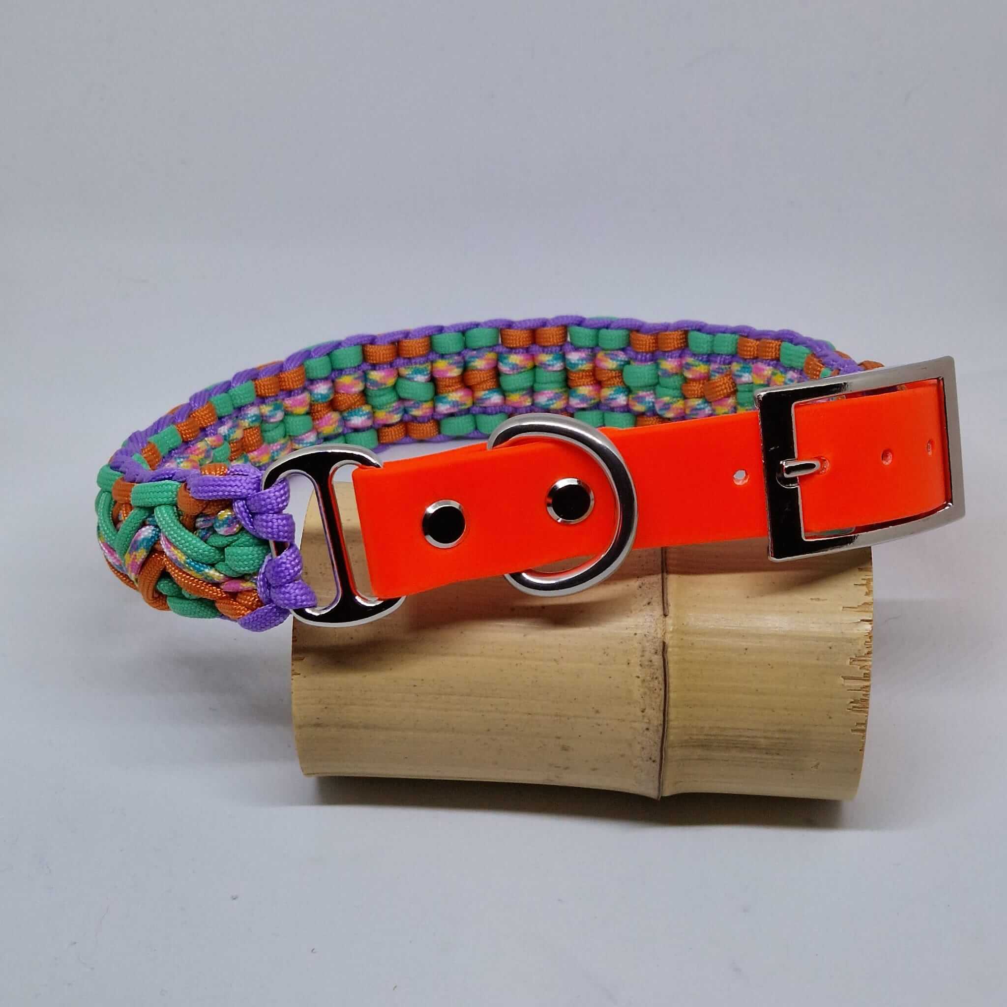 Collier fabriqué à la main en France, dans les couleurs violet, orange, vert d'eau. Avec une partie réglable en biotane de couleur assortie.