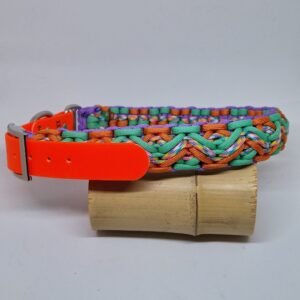 Collier fabriqué à la main en France, dans les couleurs violet, orange, vert d'eau. Avec une partie réglable en biotane de couleur assortie.