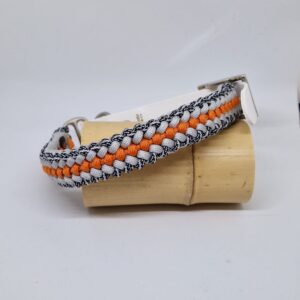 Collier fabriqué à la main en France, dans les couleurs gris, orange et diamon noir. Avec une partie réglable en biotane de couleur assortie.