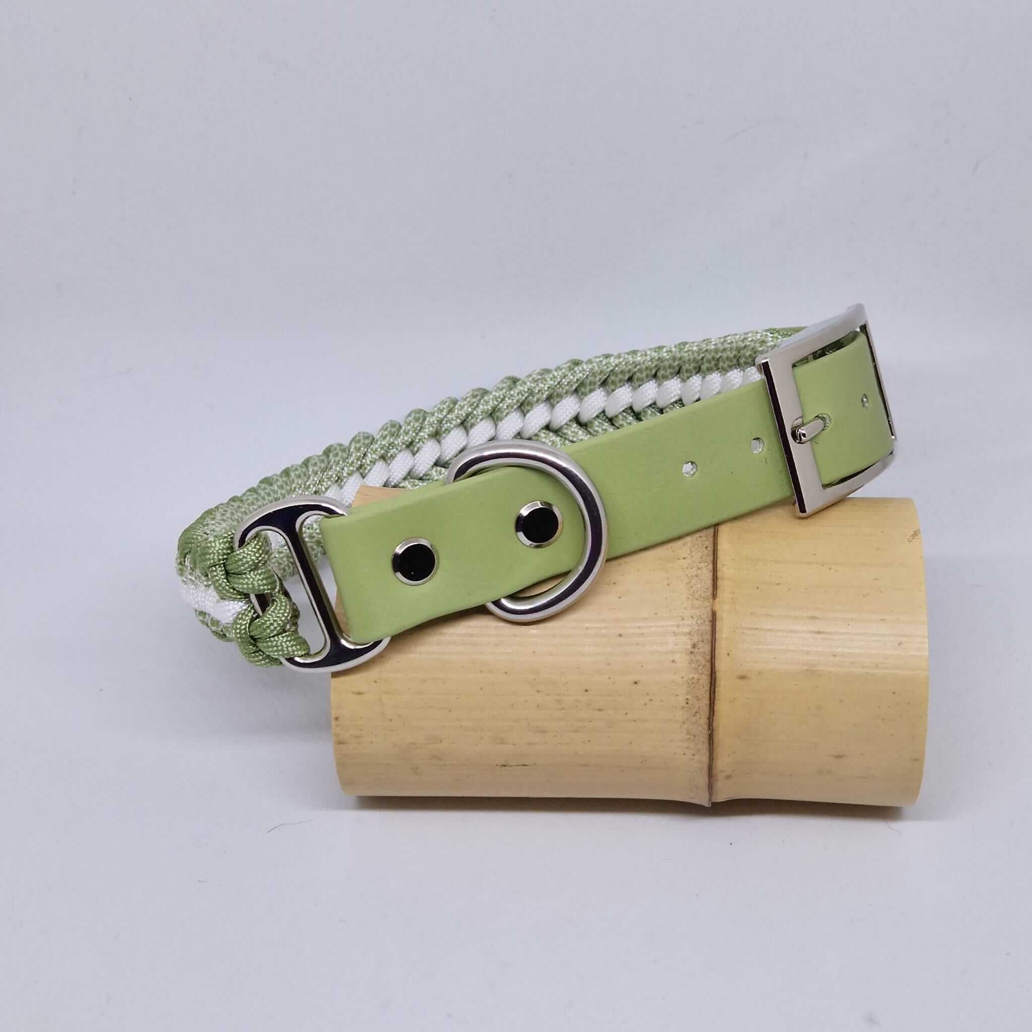 Collier fabriqué à la main en France, dans les couleurs guacamole, blanc et diamon guacamole. Avec une partie réglable en biotane de couleur assortie.