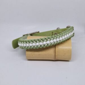 Collier fabriqué à la main en France, dans les couleurs guacamole, blanc et diamon guacamole. Avec une partie réglable en biotane de couleur assortie.