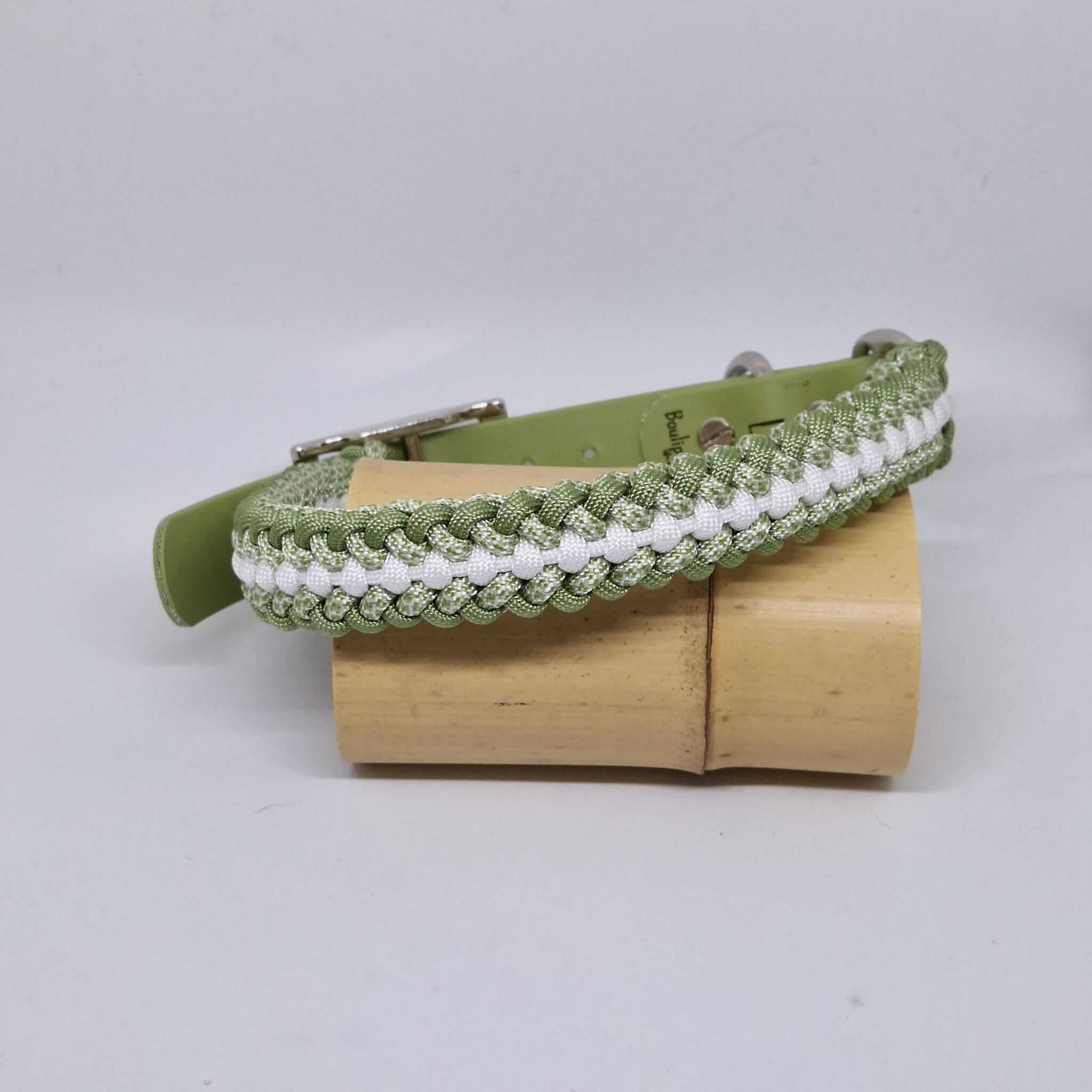 Collier fabriqué à la main en France, dans les couleurs guacamole, blanc et diamon guacamole. Avec une partie réglable en biotane de couleur assortie.