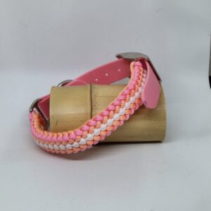 Collier fabriqué à la main en France, dans les couleurs rose, saumon, et blanc. Avec une partie réglable en biotane de couleur assortie.