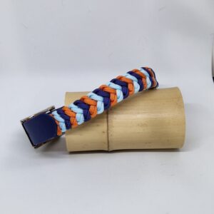 Collier fabriqué à la main en France, dans les couleurs bleu nuit, orange et turquoise. Avec une partie réglable en biotane de couleur assortie.