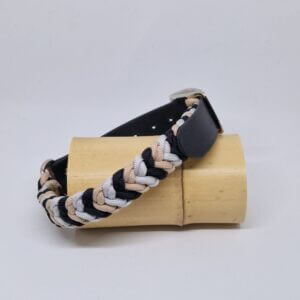 Collier fabriqué à la main en France, dans les couleurs gris, latte et noir. Avec une partie réglable en biotane de couleur assortie.