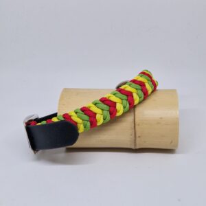 Collier fabriqué à la main en France, dans les couleurs rouge, vert et jaune. Avec une partie réglable en biotane de couleur assortie.
