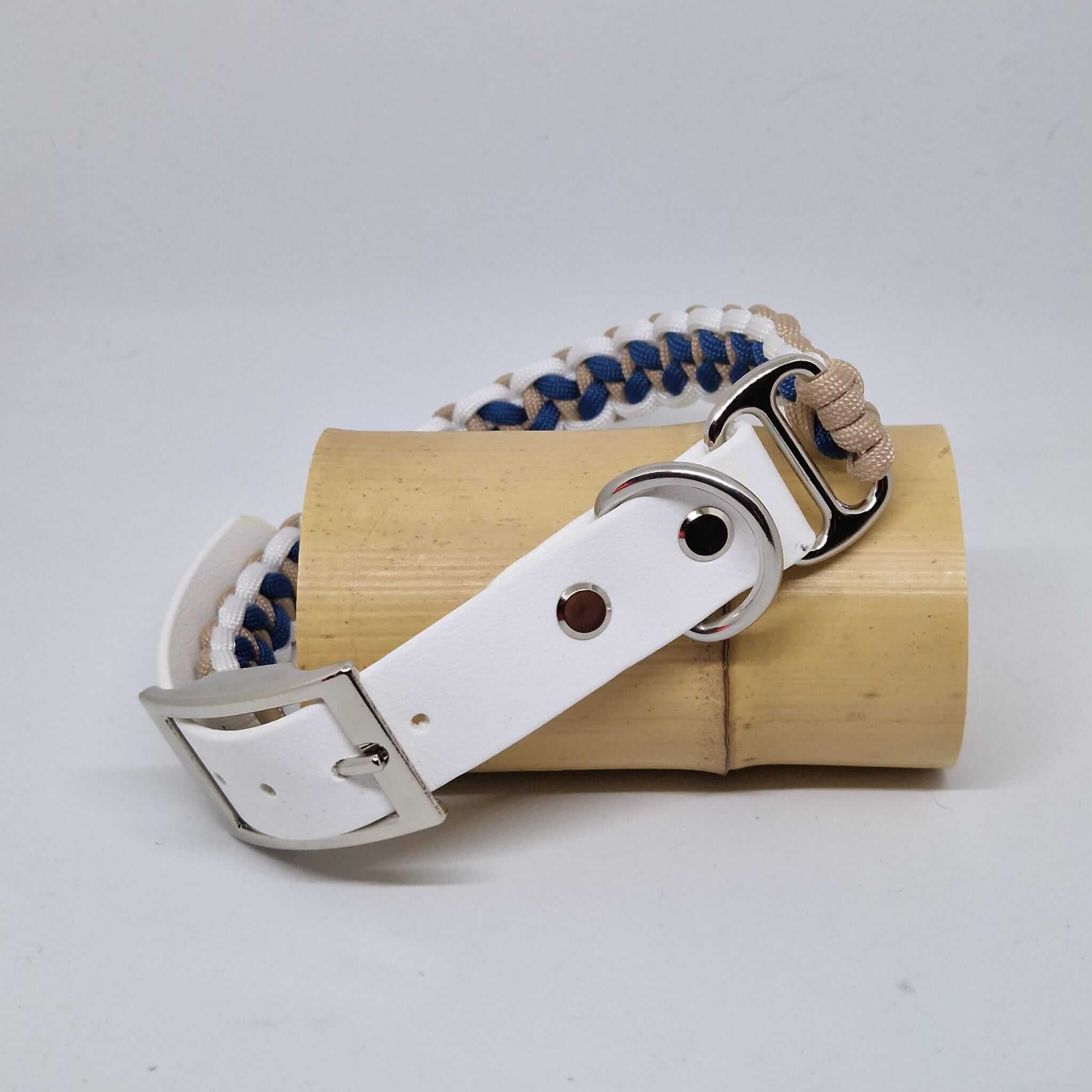 Collier fabriqué à la main en France, dans les couleurs latte, bleu nuit et blanc. Avec une partie réglable en biotane de couleur assortie.