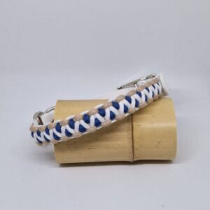 Collier fabriqué à la main en France, dans les couleurs latte, bleu nuit et blanc. Avec une partie réglable en biotane de couleur assortie.