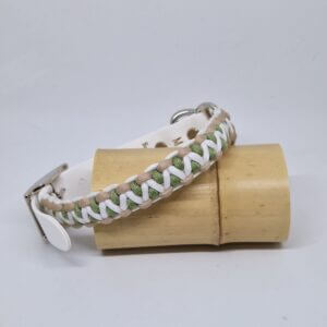 Collier fabriqué à la main en France, dans les couleurs latte, kaki et blanc. Avec une partie réglable en biotane de couleur assortie.
