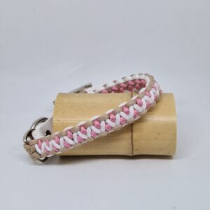 Collier fabriqué à la main en France, dans les couleurs latte, rose et blanc. Avec une partie réglable en biotane de couleur assortie.