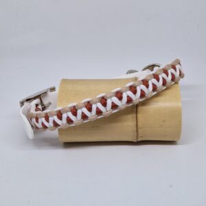 Collier fabriqué à la main en France, dans les couleurs latte, terra cota et blanc. Avec une partie réglable en biotane de couleur assortie.