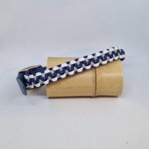 Collier fabriqué à la main en France, dans les couleurs bleu nuit, latte et blanc. Avec une partie réglable en biotane de couleur assortie.