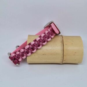 Collier fabriqué à la main en France, dans les couleurs rose et vin. Avec une partie réglable en biotane de couleur assortie.