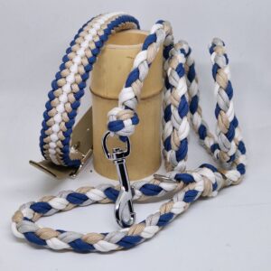 Ensemble de laisse et collier assortie fabriqué à la main et en France. Type de tressage pour le collier en sanctified. Couleur bleu, latte, gris et blanc