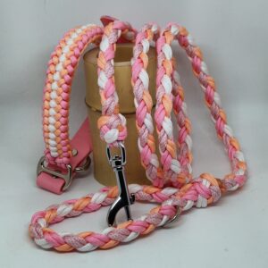 Ensemble de laisse et collier assortie fabriqué à la main et en France. Type de tressage pour le collier en scanctified. Couleur saumon rose et blanc.