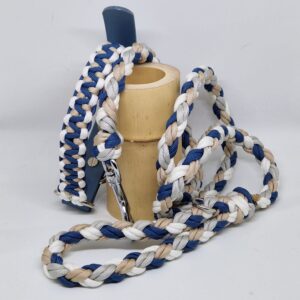 Ensemble de laisse et collier assortie fabriqué à la main et en France. Type de tressage pour le collier en solomon dragon. Couleur bleu nuit, latte et blanc