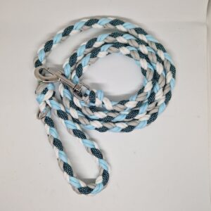 Laisse fabriqué à la main et en France, de couleur bleu ciel, gris, blanc et diamon bleu