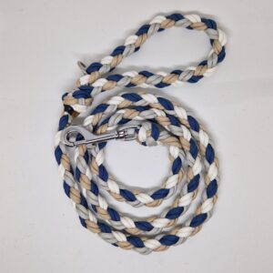 Laisse fabriqué à la main en France, dans les couleurs bleu, gris, latte et blanc.