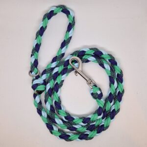 Laisse fabriqué à la main en France, dans les couleurs bleu, vert d'eau, turquoise et diamon turquoise.