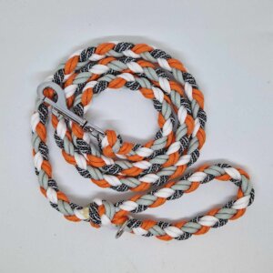 Laisse fabriqué à la main en France, dans les couleurs orange gris et noir.