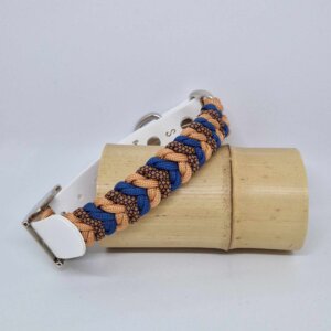 Collier tressé à la main en paracorde, aux couleurs dynamiques et contrastées. Confortable, solide et entièrement fait main, il allie style et sécurité pour votre compagnon. Un accessoire unique, conçu avec soin pour les chiens qui aiment se démarquer.