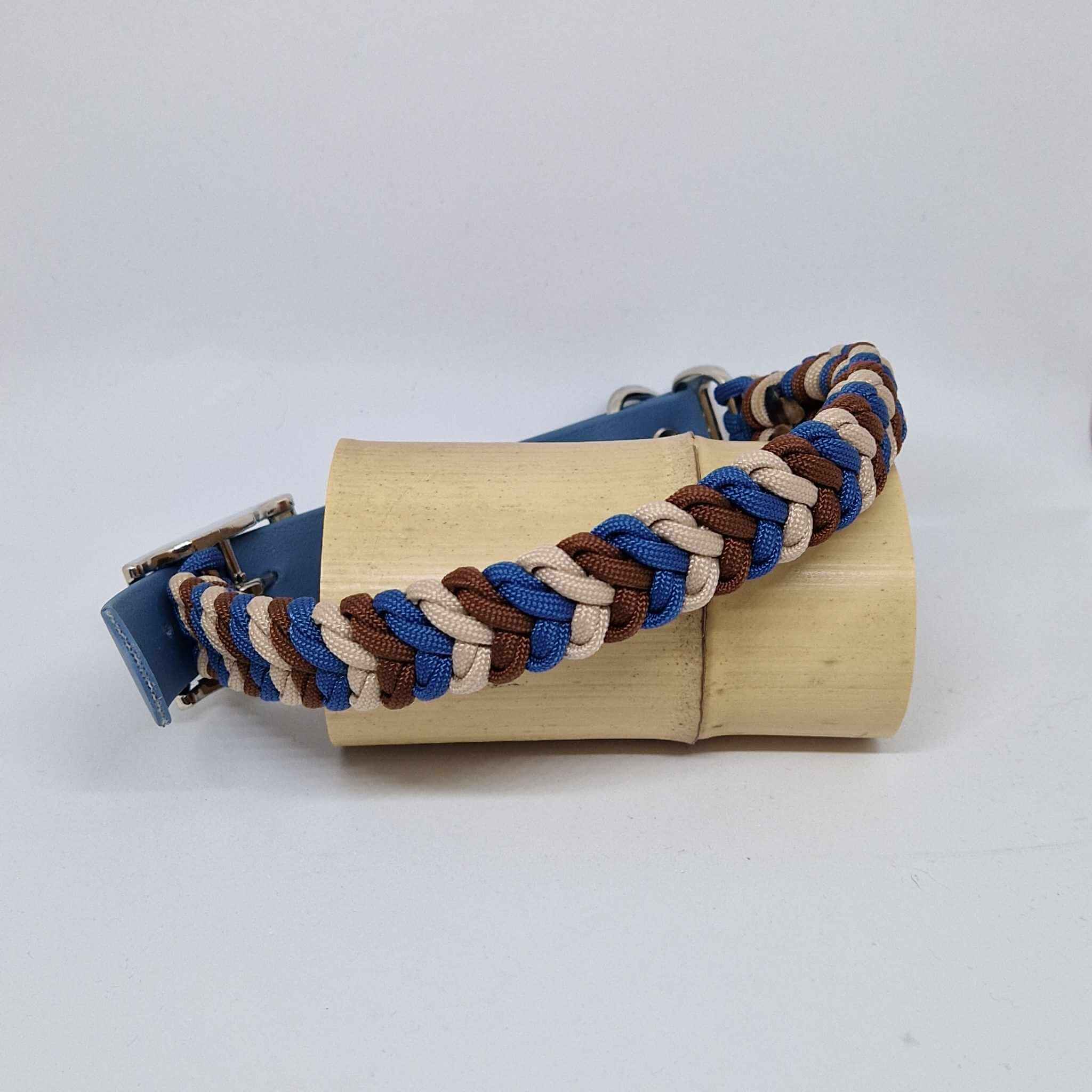 Collier tressé à la main en paracorde, aux couleurs dynamiques et contrastées. Confortable, solide et entièrement fait main, il allie style et sécurité pour votre compagnon. Un accessoire unique, conçu avec soin pour les chiens qui aiment se démarquer.