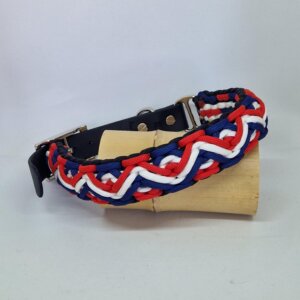 Collier tressé à la main en paracorde, aux couleurs dynamiques et contrastées. Confortable, solide et entièrement fait main, il allie style et sécurité pour votre compagnon. Un accessoire unique, conçu avec soin pour les chiens qui aiment se démarquer.