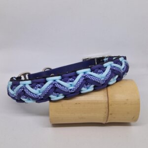 Collier tressé à la main en paracorde, aux couleurs dynamiques et contrastées. Confortable, solide et entièrement fait main, il allie style et sécurité pour votre compagnon. Un accessoire unique, conçu avec soin pour les chiens qui aiment se démarquer.
