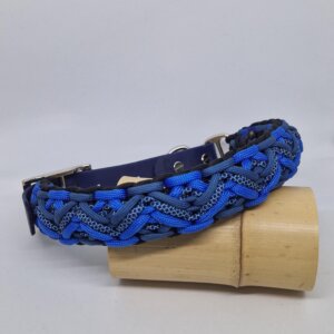 Collier tressé à la main en paracorde, alliant solidité, confort et style. Des tons de bleu vibrants pour un look unique, parfait pour les aventuriers à quatre pattes. Personnalisable et fait avec passion.