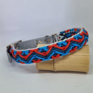 Collier tressé à la main en paracorde, aux couleurs dynamiques et contrastées. Confortable, solide et entièrement fait main, il allie style et sécurité pour votre compagnon. Un accessoire unique, conçu avec soin pour les chiens qui aiment se démarquer.