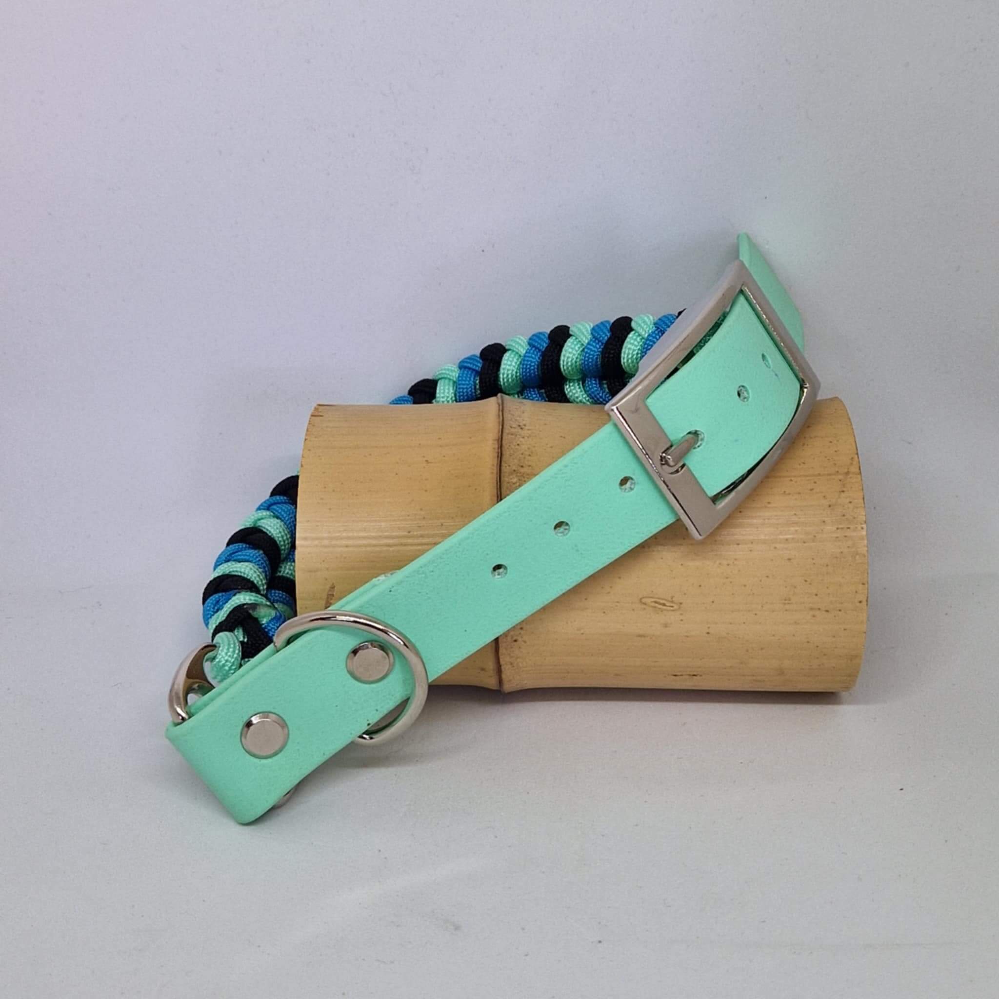 Collier tressé à la main en paracorde, aux couleurs dynamiques et contrastées. Confortable, solide et entièrement fait main, il allie style et sécurité pour votre compagnon. Un accessoire unique, conçu avec soin pour les chiens qui aiment se démarquer.