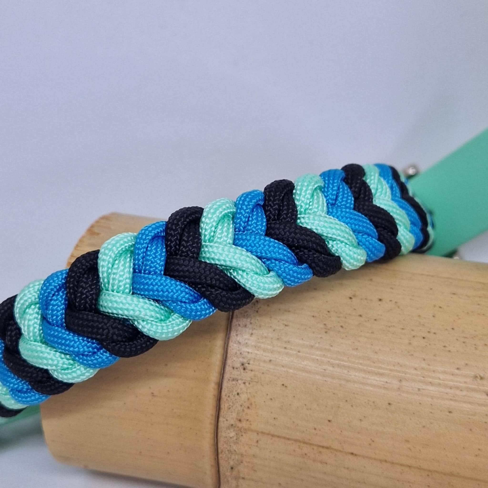 Collier tressé à la main en paracorde, aux couleurs dynamiques et contrastées. Confortable, solide et entièrement fait main, il allie style et sécurité pour votre compagnon. Un accessoire unique, conçu avec soin pour les chiens qui aiment se démarquer.