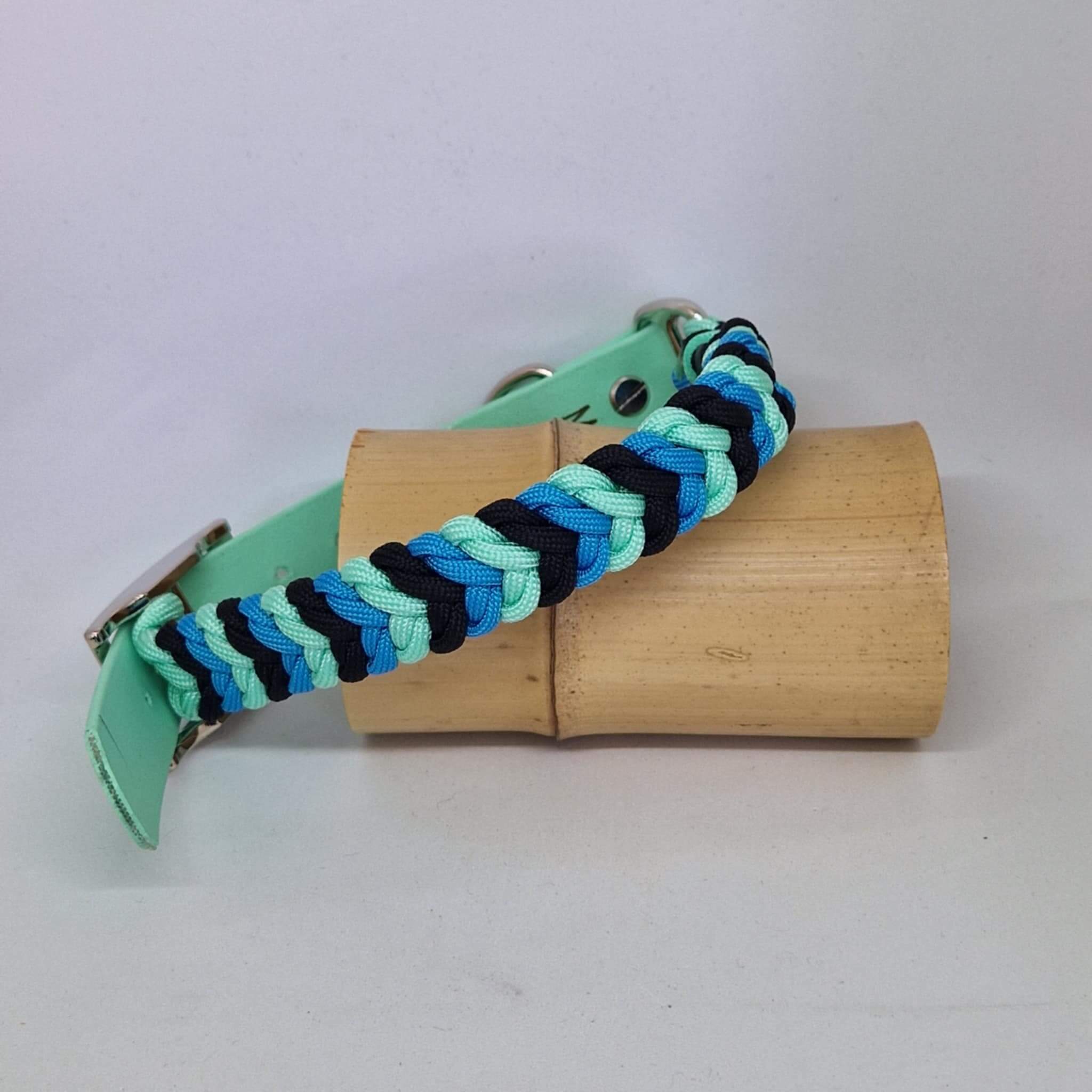 Collier tressé à la main en paracorde, aux couleurs dynamiques et contrastées. Confortable, solide et entièrement fait main, il allie style et sécurité pour votre compagnon. Un accessoire unique, conçu avec soin pour les chiens qui aiment se démarquer.