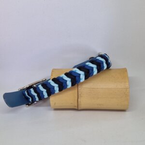Collier tressé à la main en paracorde, aux couleurs dynamiques et contrastées. Confortable, solide et entièrement fait main, il allie style et sécurité pour votre compagnon. Un accessoire unique, conçu avec soin pour les chiens qui aiment se démarquer.