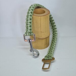 Attache de sécurité pour voiture en paracorde tressée à la main. Solide, fiable et esthétique, elle permet de sécuriser votre compagnon lors de vos trajets en voiture. Un accessoire pratique alliant confort et sécurité, fabriqué artisanalement avec soin.