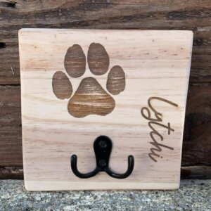 Un joli support mural fait main pour garder la laisse, le collier ou le harnais de votre compagnon toujours à portée de main. Gravé avec une patte et personnalisé avec amour Pratique, déco, et 100 % artisanal !